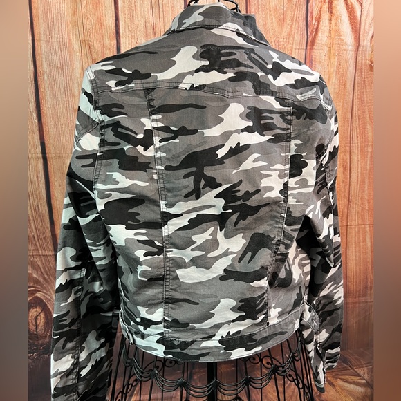 VIP Camo Jacket size XL - Picture 6 of 8